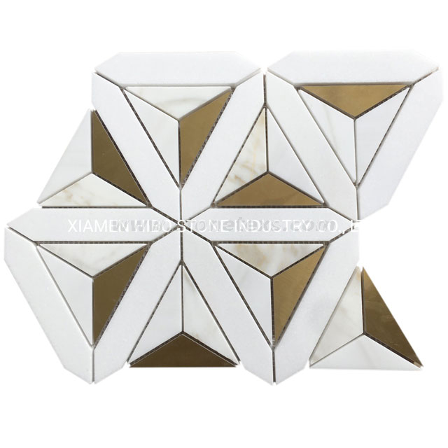 Thassos Calacatta y patrón de mosaico de triángulo de latón dorado